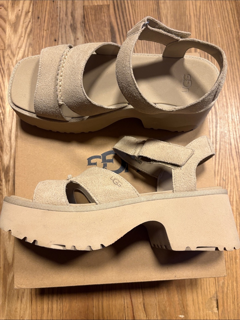 UGG Women's Sandal Platform Sandal